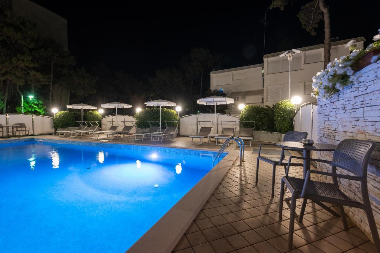 Hotel Croce Di Malta Lignano Sabbiadoro Exteriör bild