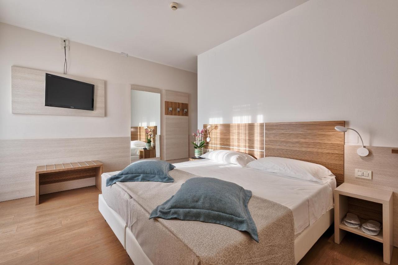 Hotel Croce Di Malta Lignano Sabbiadoro Exteriör bild