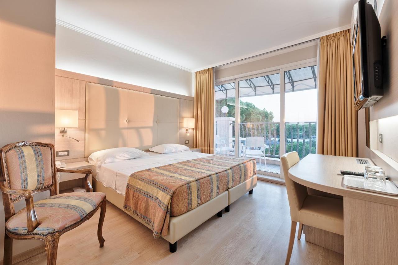 Hotel Croce Di Malta Lignano Sabbiadoro Exteriör bild