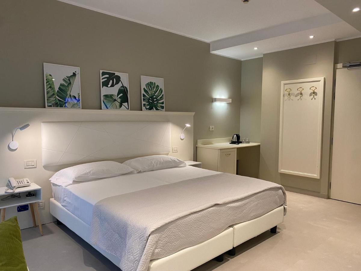 Hotel Croce Di Malta Lignano Sabbiadoro Exteriör bild