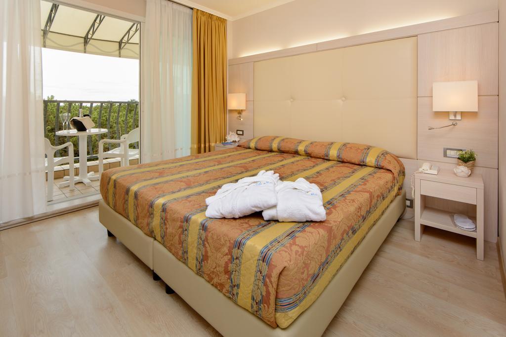 Hotel Croce Di Malta Lignano Sabbiadoro Exteriör bild