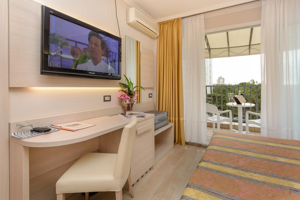 Hotel Croce Di Malta Lignano Sabbiadoro Exteriör bild