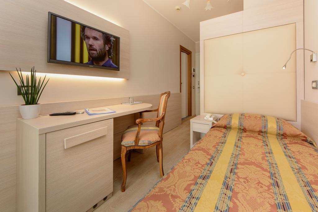 Hotel Croce Di Malta Lignano Sabbiadoro Exteriör bild
