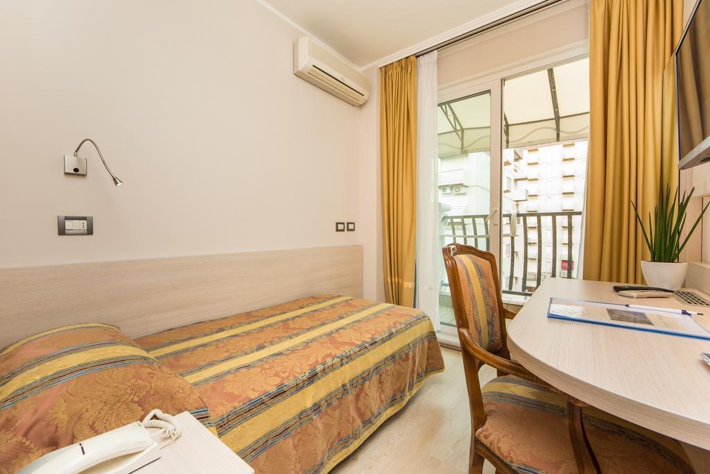 Hotel Croce Di Malta Lignano Sabbiadoro Exteriör bild