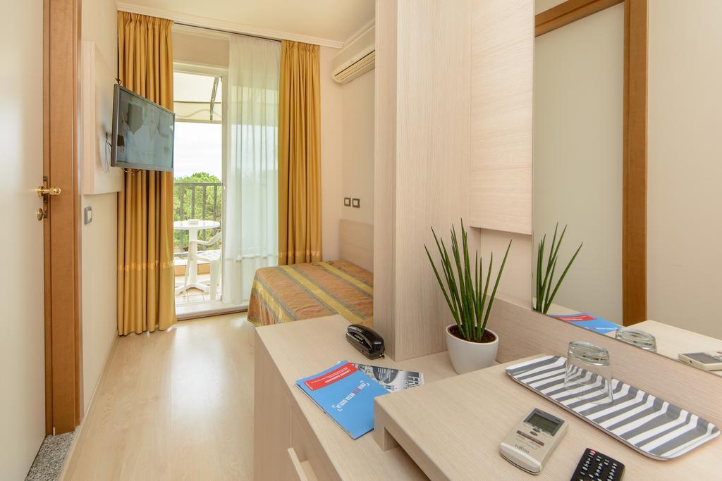 Hotel Croce Di Malta Lignano Sabbiadoro Exteriör bild