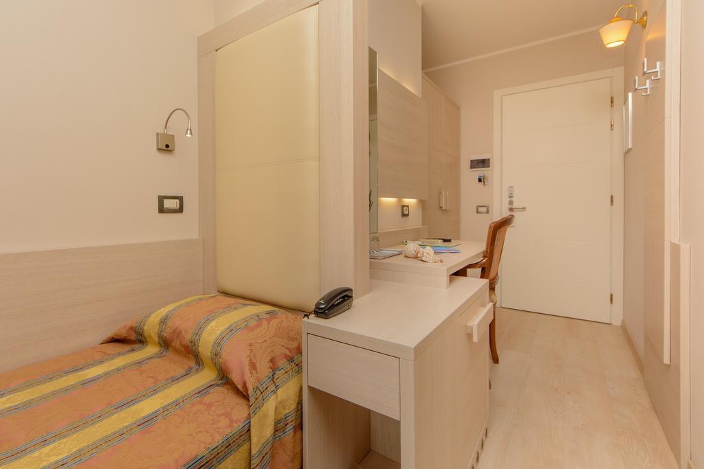 Hotel Croce Di Malta Lignano Sabbiadoro Exteriör bild