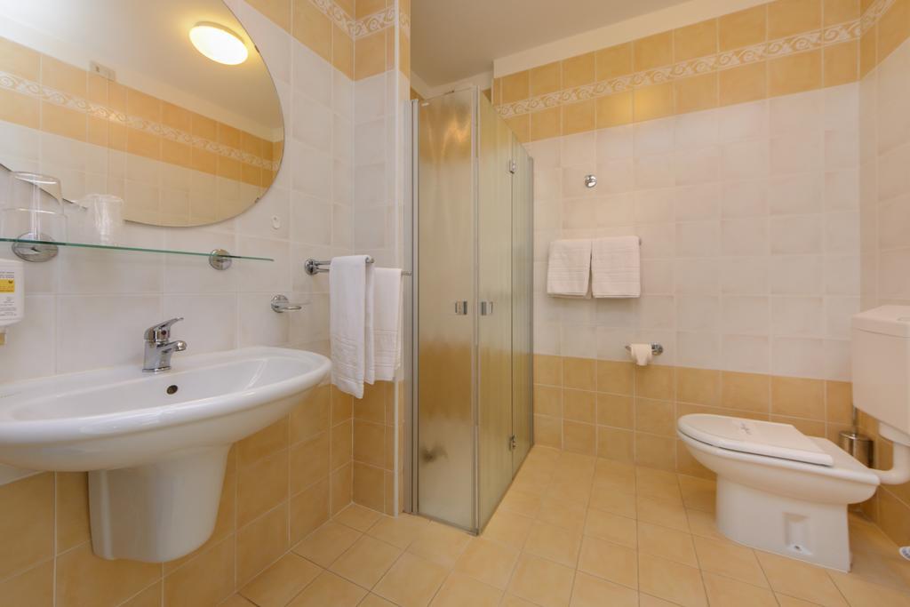 Hotel Croce Di Malta Lignano Sabbiadoro Exteriör bild