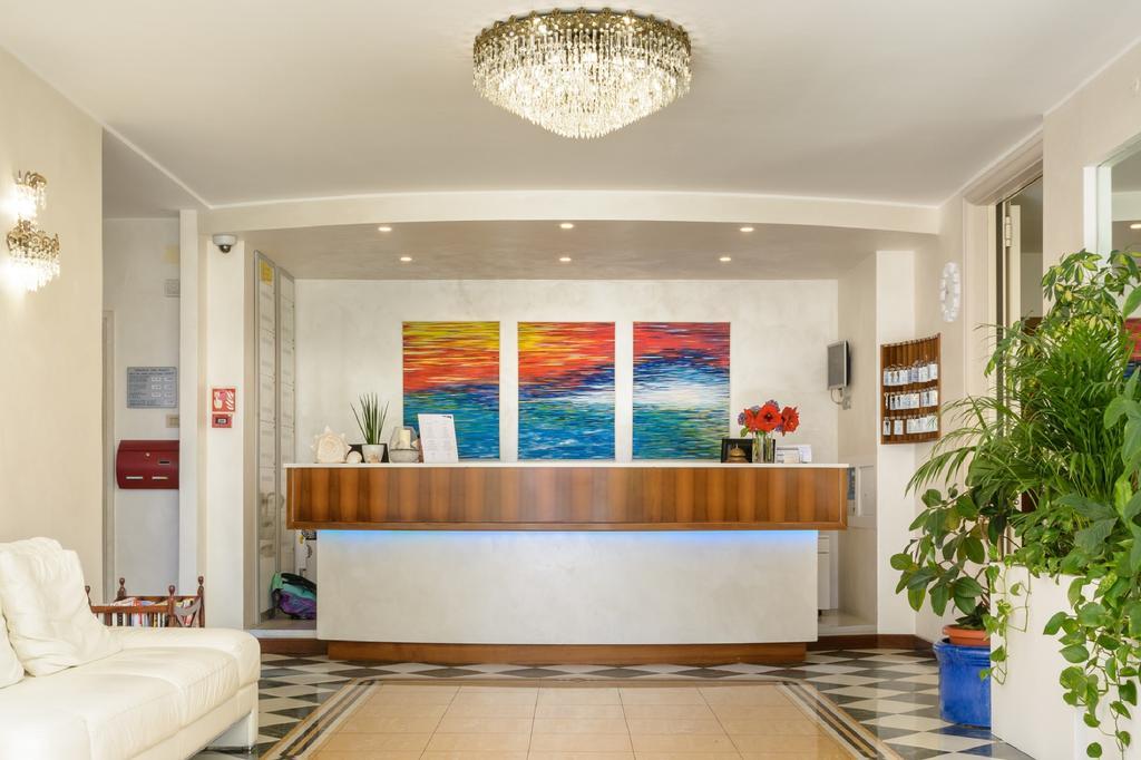 Hotel Croce Di Malta Lignano Sabbiadoro Exteriör bild