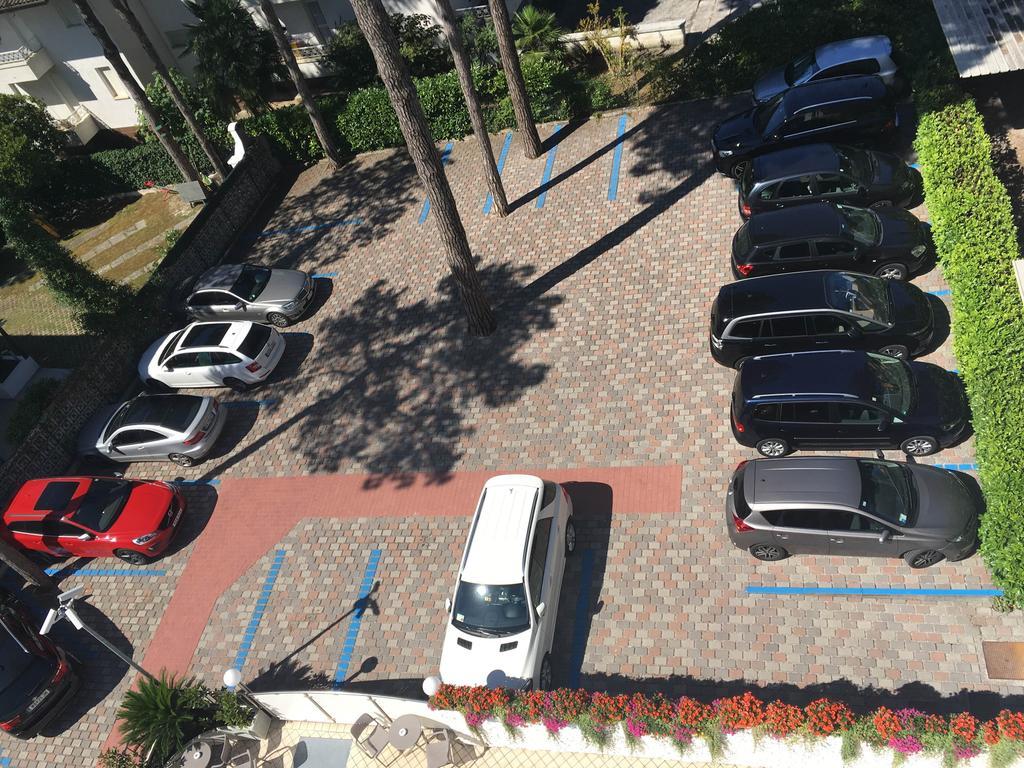Hotel Croce Di Malta Lignano Sabbiadoro Exteriör bild