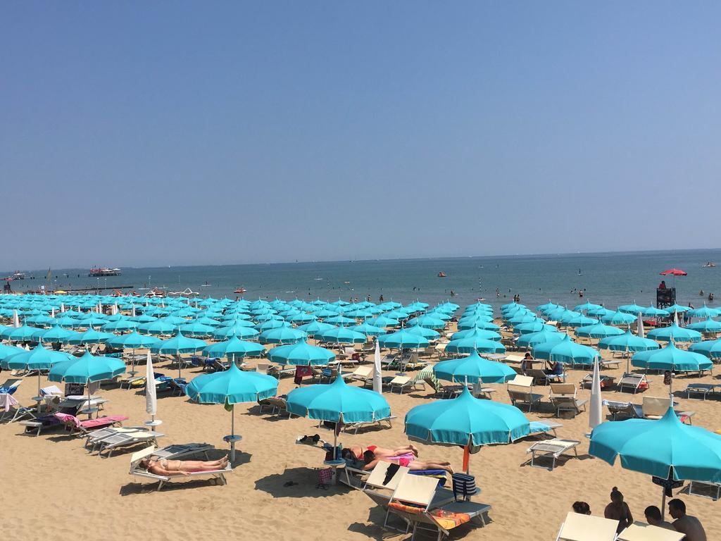 Hotel Croce Di Malta Lignano Sabbiadoro Exteriör bild