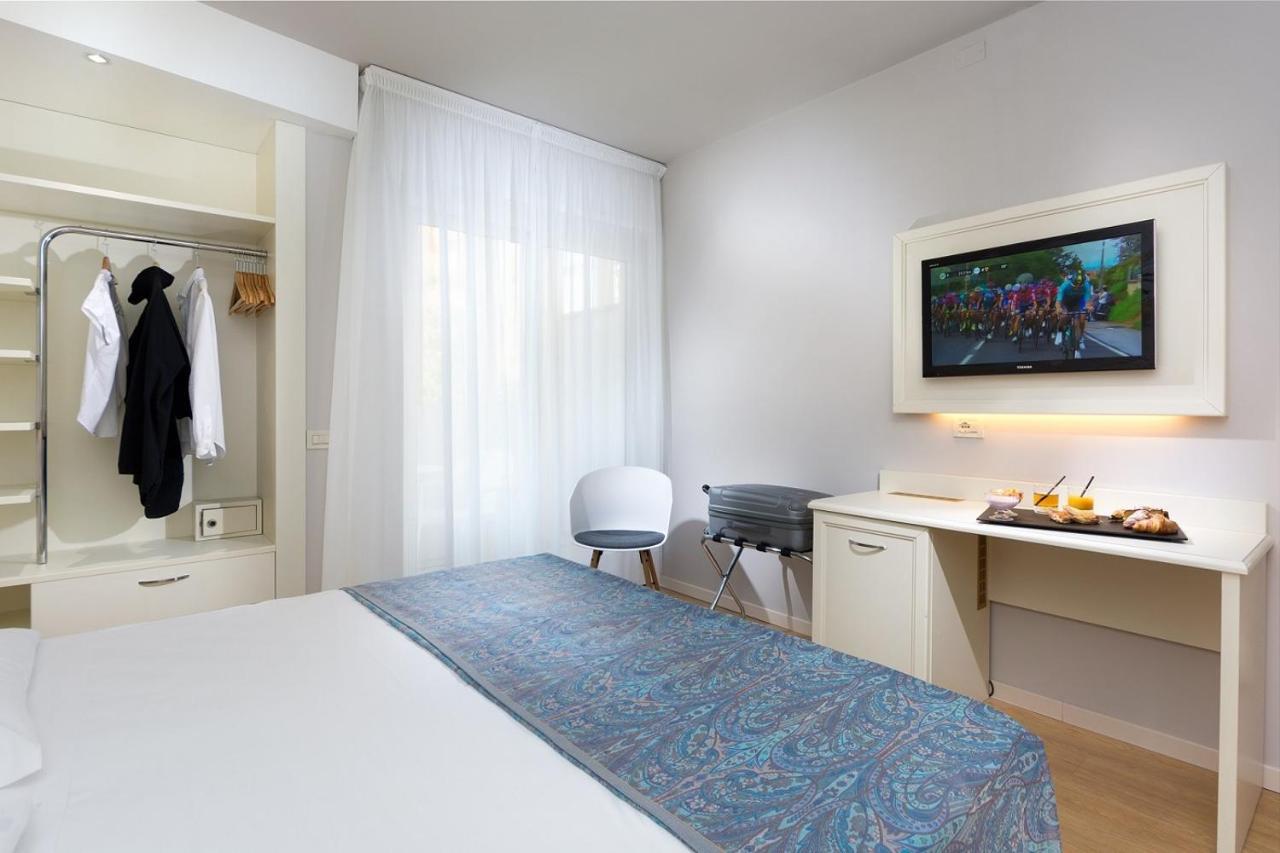 Hotel Croce Di Malta Lignano Sabbiadoro Exteriör bild